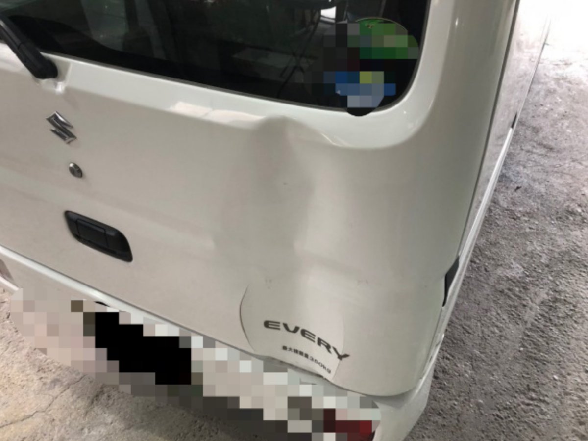 pirooooon3's tweet photo. 通販の宅配業者の車

後ろのドアが凹んでるの多くない？
よく見かけるんだけど
なにか理由あるの？ https://t.co/pc5yjwtm66