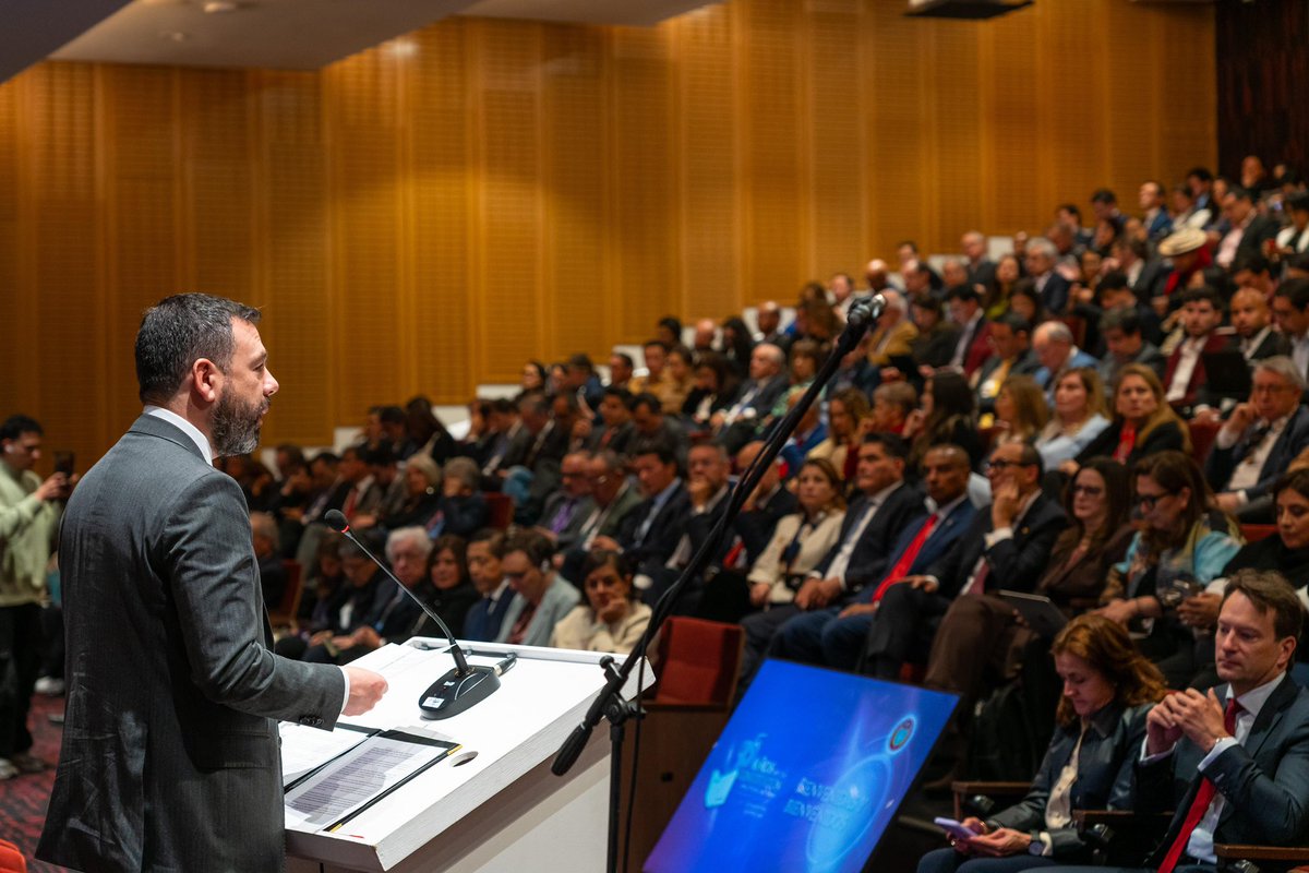 CarlosFGalan's tweet photo. Hoy, por invitación de la @UExternado y la @CConstitucional, participé en la celebración de los 35 años de la Constitución del 91. 

Agradezco la oportunidad para destacar la importancia de nuestra Constitución, así como de las instituciones que creó el Constituyente, que en estos 35 años han probado ser un sistema fuerte y robusto; han protegido la separación de poderes y han resistido embates y cuestionamientos. Este no es momento de poner en duda nuestra Constitución ni mucho menos sustituirla: debemos protegerla y profundizarla. 

Una promesa que aún está por cumplir es la de la descentralización. Desde el 91 hemos avanzado en ese frente, pero es clave que las ciudades recibamos más competencias, siempre acompañadas de recursos para poderlas cumplir. Es fundamental entonces consolidar un principio de correspondencia entre competencias y recursos, y trabajar articuladamente entre el Gobierno Nacional y las ciudades para hacer de la descentralización plasmada en nuestra Constitución una realidad.
