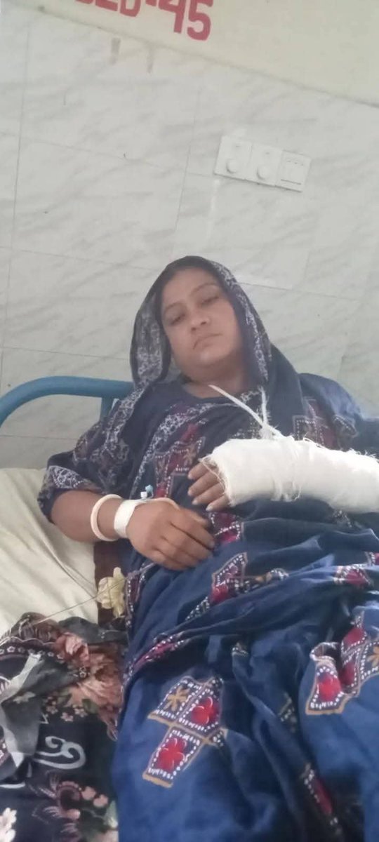 HinduVoice_in's tweet photo. Anti-Hindu #Pogrom is going on in #Bangladesh. 

Islamists brutally tortured a Hindu woman in #Narsinghdi district. 

The incident happened in Boro Mirzapur village under the jurisdiction of #Manohardi Police Station. 

A cow of the Hindu family entered the land of a Muslim family. The Islamists dragged the Hindu woman, tied her to a tree and then brutally tortured her. 

Islamists beat her with rod and sticks. One hand of the Hindu woman is broken. 

She is undergoing treatment now. A complaint is filed.
