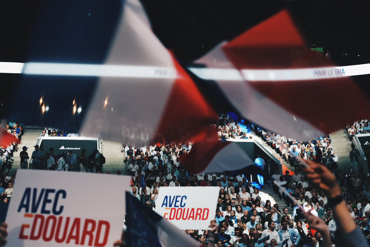 HorizonsParis's tweet photo. Une délégation Horizons Paris plus mobilisée que jamais pour le grand meeting d’Édouard Philippe ! 🙌

Plus de 5 200 personnes réunies à l’Adidas Arena, dans le 18ᵉ arrondissement de Paris, autour d’une même ambition : construire l’avenir.

Tout commence ici. #AvecEdouard. https://t.co/n8h2ihfRNh