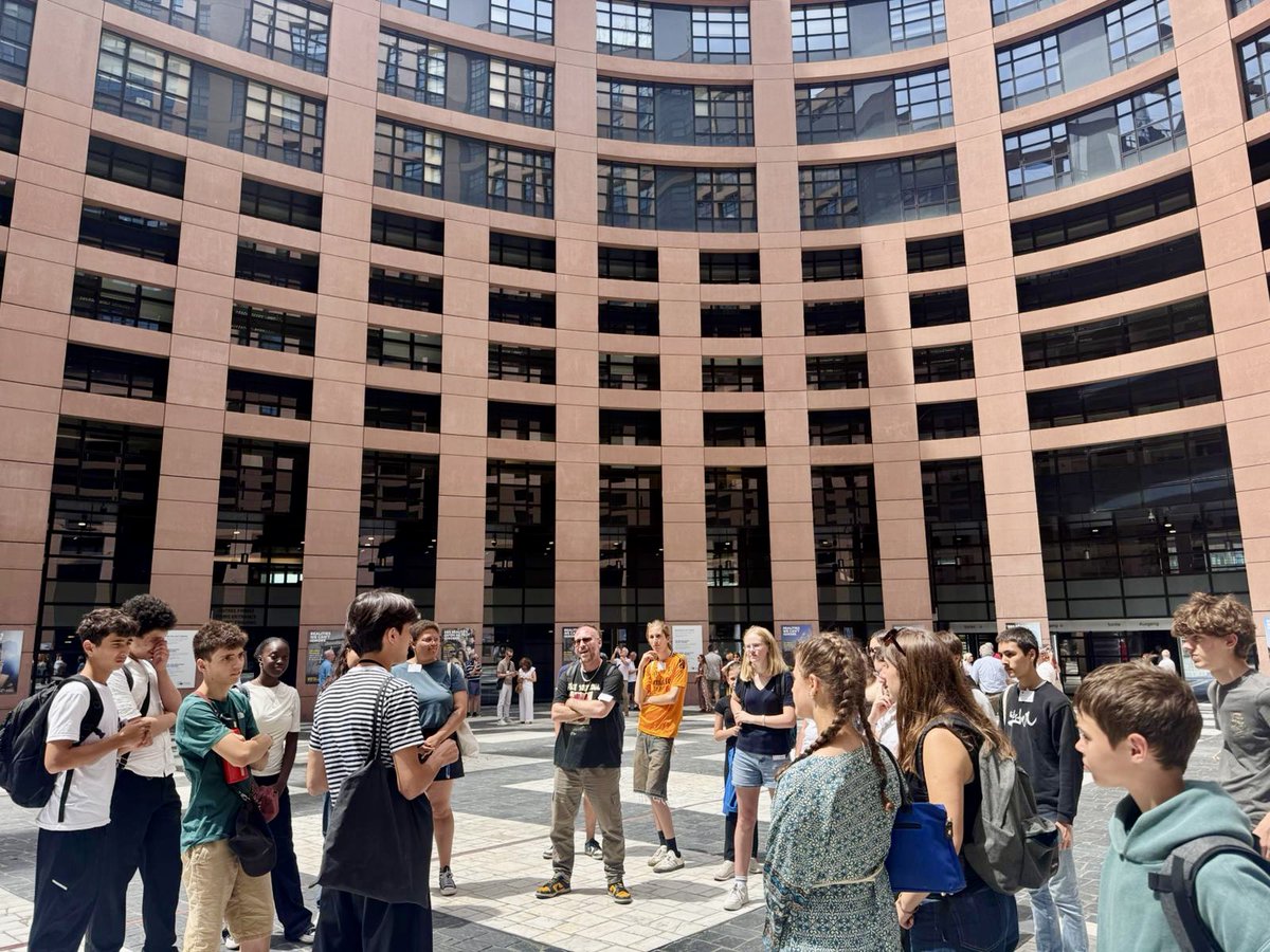 VilleDeClamart's tweet photo. Les membres du #CMJ de #Clamart ont découvert le Parlement européen à Strasbourg ce week-end 🇪🇺!

Visite de l'hémicycle, du Parlamentarium Simone Veil et de plusieurs expos...

Encadrés par nos animateurs, ils ont vécu une véritable immersion au cœur de la démocratie européenne. https://t.co/y9nOJA9MAG