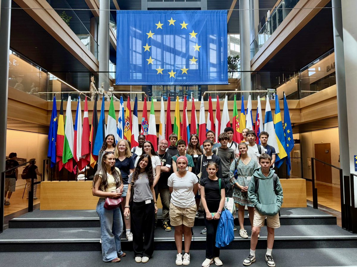 VilleDeClamart's tweet photo. Les membres du #CMJ de #Clamart ont découvert le Parlement européen à Strasbourg ce week-end 🇪🇺!

Visite de l'hémicycle, du Parlamentarium Simone Veil et de plusieurs expos...

Encadrés par nos animateurs, ils ont vécu une véritable immersion au cœur de la démocratie européenne. https://t.co/y9nOJA9MAG