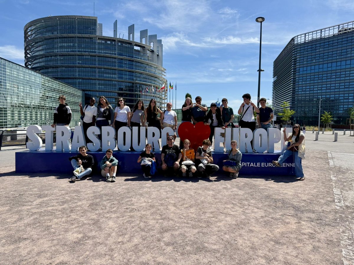 VilleDeClamart's tweet photo. Les membres du #CMJ de #Clamart ont découvert le Parlement européen à Strasbourg ce week-end 🇪🇺!

Visite de l'hémicycle, du Parlamentarium Simone Veil et de plusieurs expos...

Encadrés par nos animateurs, ils ont vécu une véritable immersion au cœur de la démocratie européenne. https://t.co/y9nOJA9MAG