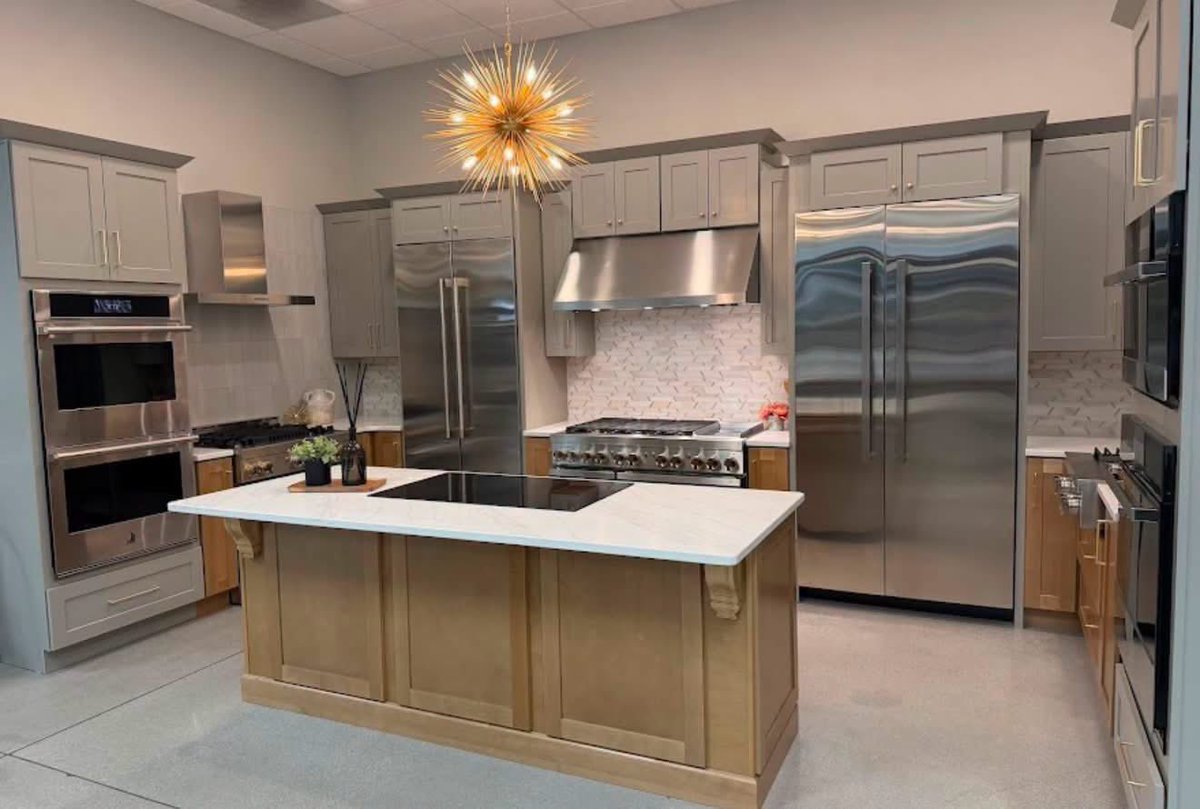 ApplianceHailey's tweet photo. It’s hot and humid outside, but it is cool in here everybody! 😎

Come on by and see how you can make your home look exactly how you want it, and stay cool while you do it. You can even take a break by laying on some Tempur-Pedic mattresses if you’d like. We won’t stop you. 😁 https://t.co/yL8uMRvnj6