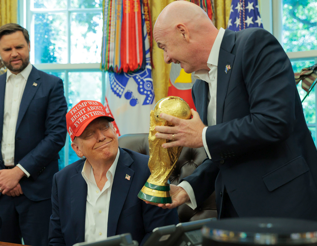 QuestoyQueLotro's tweet photo. @catrina_nortena Que el narco controla la FIFA, dijo una perrita de la  #LaPerritaDeTrump y sí.

Así va a terminar éste mundial. https://t.co/bUtPaXU4F6