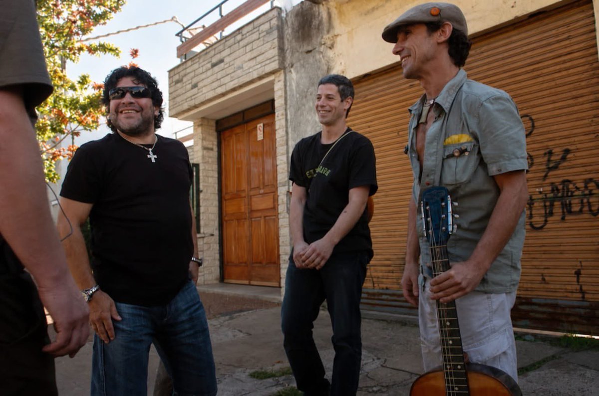 ciropellegrino's tweet photo. C'è una scena che mi commuove sempre. 
È nel documentario di Emir Kusturica su Diego Armando #Maradona.
Manu Chao è in una stradina, inizia a cantare voce e chitarre "La Vita Tómbola" scritta proprio pensando alla vita del grande calcicatore. Arriva Diego e si avvicina lentamente. La telecamera riprende tutto.
Sente nelle strofe del grande cantautore spagnolo la sua vita e si commuove, Diego, tanto forte, ricco e  contraddittorio ma tanto, tantissimo debole, fragile, maledettamente fragile.
La canzone continua e c'è la strofa che mi riporta a oggi:
«Si yo fuera Maradona saldría en Mondovision
Pa' gritarles a la #FIFA que ellos son el gran ladrón».

Pensate alla potenza di questa frase oggi che la FIFA toglie la squalifica ad un giocatore degli Stati Uniti, Folarin #Balogun, perché «l'ha chiesto #Trump».

Pensate alla forza di quel ragazzo dai piedi d'oro ma fragile in tutto il resto, quando gridava ai padroni del calcio che erano appunto dei padroni e basta.

Non bisogna essere tifosi per ricordare e apprezzare tutto ciò. Basta solo avere ben chiaro da quale parte stare.