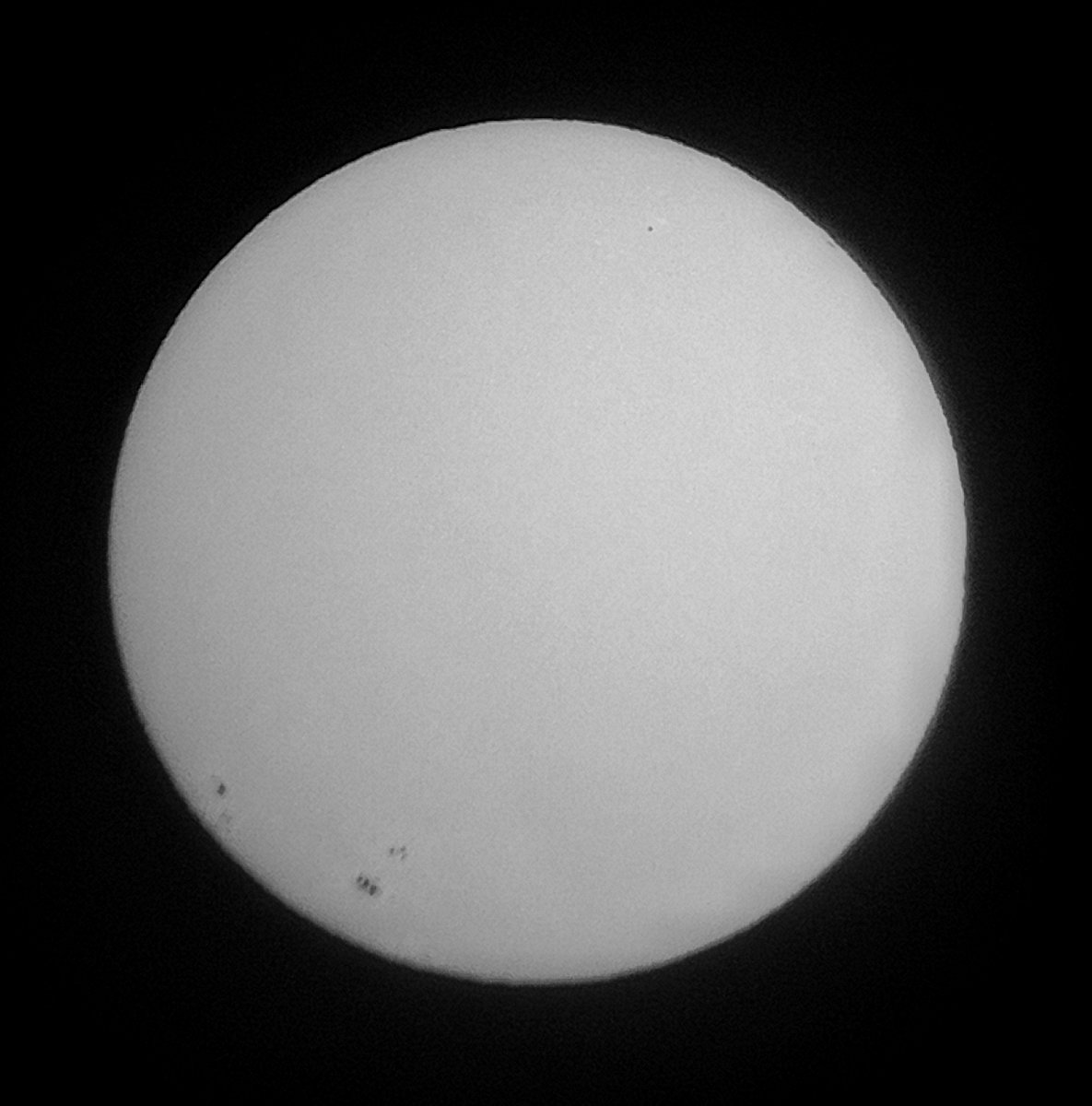 fjsevilla's tweet photo. Algunas fotos de observaciones de este fin de semana del Sol y la Luna https://t.co/sdXQzidLAa