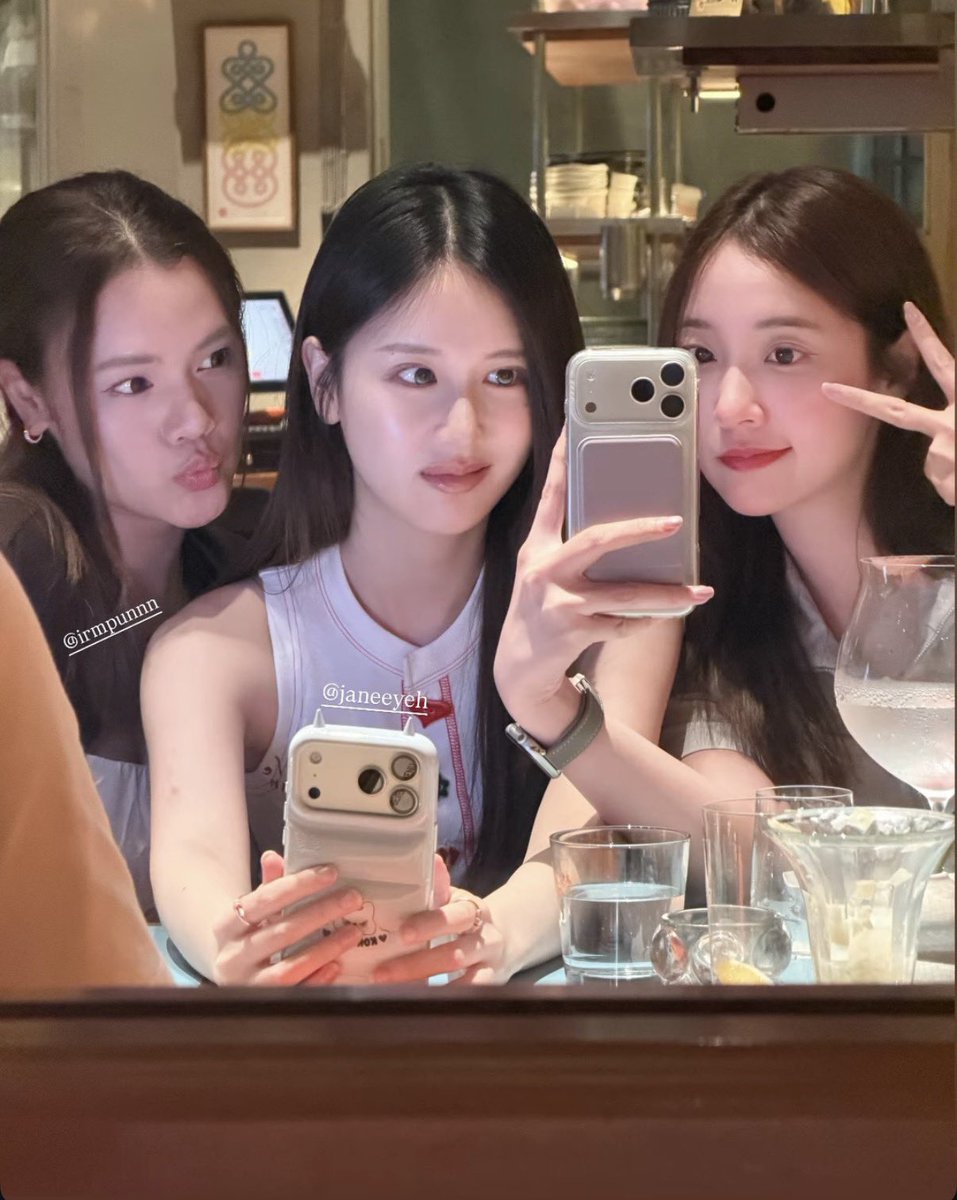 caspianKY28's tweet photo. Janeyeh switched her phone case to Koko’s design 🤭🤭 It’s so cute! Wonder if this’ll be new merch 🤓😍

#janeeyeh https://t.co/WXT5DhFbsx