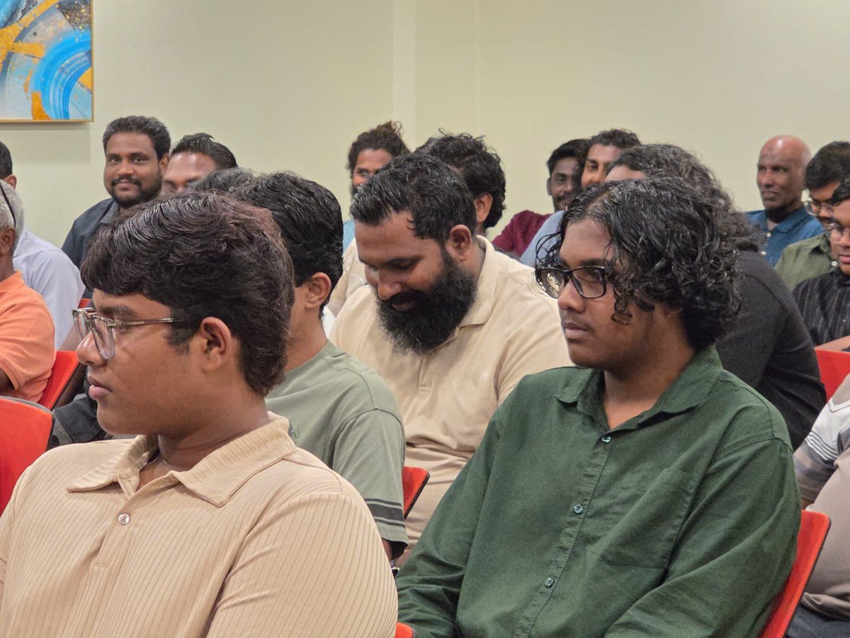 ahmedabdulla2a's tweet photo. 📸 ވިލިމާލޭ @MDPSecretariat ބައެއް މެމްބަރުންނާ ސަޕޯޓަރުންނާއެކު މިރޭ ޕާޓީގެ ރައީސް @abdulla_shahid ބޭއްވެވި ބައްދަލުކުރެއްވުން https://t.co/edFypcyyud
