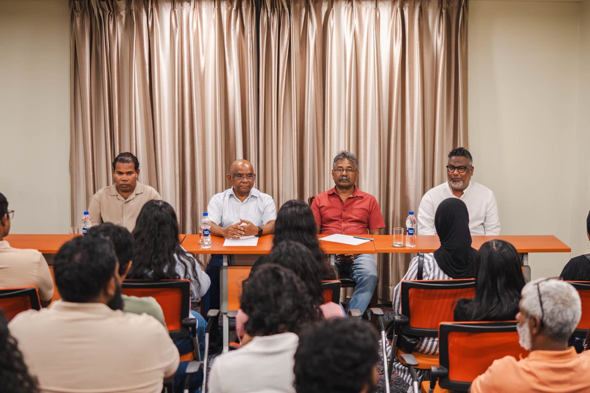 ahmedabdulla2a's tweet photo. 📸 ވިލިމާލޭ @MDPSecretariat ބައެއް މެމްބަރުންނާ ސަޕޯޓަރުންނާއެކު މިރޭ ޕާޓީގެ ރައީސް @abdulla_shahid ބޭއްވެވި ބައްދަލުކުރެއްވުން https://t.co/edFypcyyud