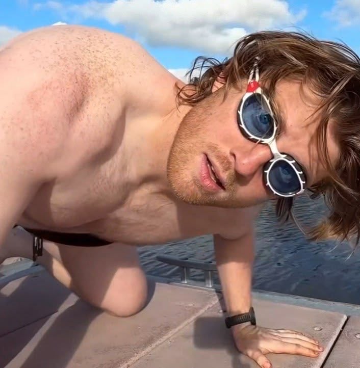 whjnitis's tweet photo. He sure loves to get on his knees huh... https://t.co/uoribH23FJ