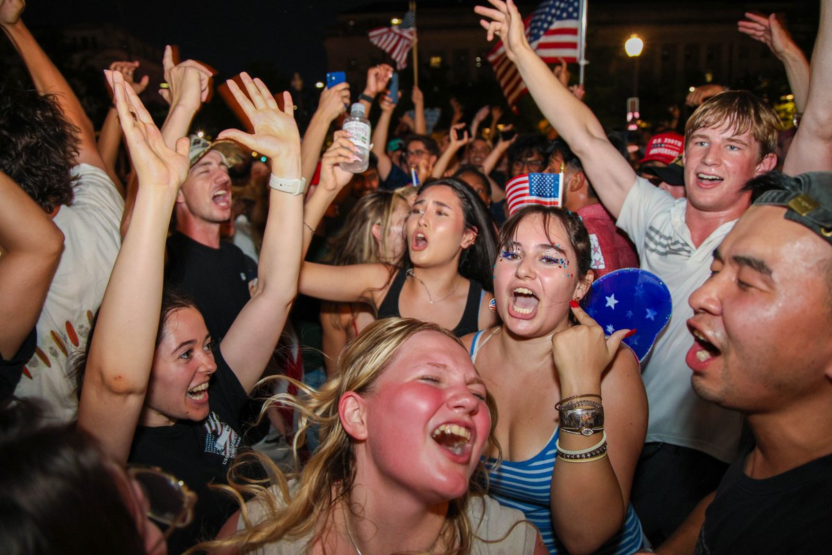 washingtonian's tweet photo. This weekend the National Mall in DC hosted a dramatic July 4 celebration in honor of the nation’s 250th—complete with a storm evacuation and weather delays, fireworks billed as the largest ever (which blanketed the city with smoke and unhealthy air), and heat-related closures. 

📸: Evy Mages
https://t.co/udhOukdS1M