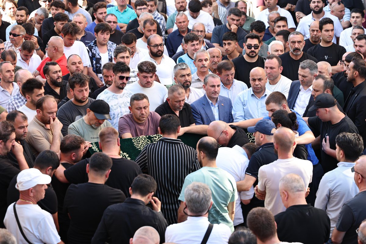 alitombastr's tweet photo. Kıymetli komşumuz Ahmet Can Yavuz kardeşimizi son yolculuğuna uğurladık.

Merhuma Yüce Allah’tan rahmet; Yavuz ailesine, yakınlarına ve sevenlerine başsağlığı diliyorum.

Mekanı cennet, makamı âli olsun. https://t.co/XNeQNKEj8o