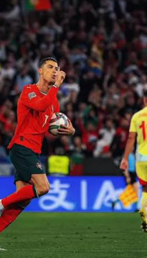 AuzhraX's tweet photo. One pic going viral after the UNL final was Cristiano Ronaldo putting up the ''shush'' sign with his RIGHT hand. 

This marked the silencing of one of his team-mates, Diogo Jota, dying with his right-hand (brother) https://t.co/OozyjxzmKe