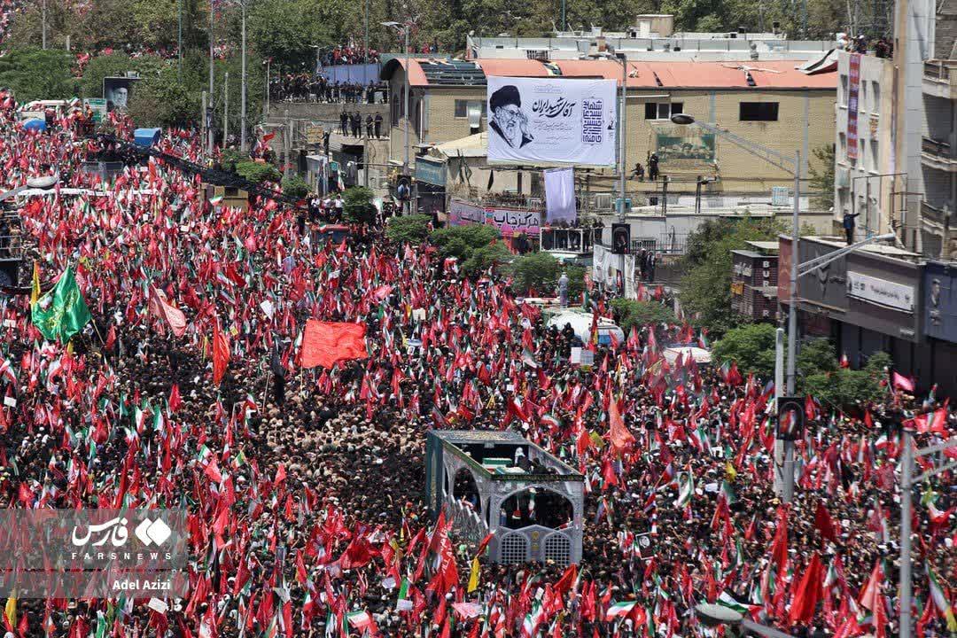 rmim65's tweet photo. این سرخی  پرچم نیست شعله آتشی است که دامن قاتلین رهبرم را خواهد گرفت...
#باید_برخاست
#امت_وفادار https://t.co/rA2xAvWSo9