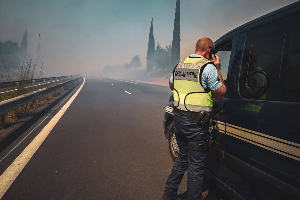 prefpolice13's tweet photo. 🔥 Aux côtés des pompiers, les forces de l’ordre jouent un rôle essentiel lors des feux de forêt : ils sécurisent les zones, facilitent l'intervention des secours et protègent la population.

👏 Merci aux gendarmes pour leur engagement ces derniers jours dans le département. https://t.co/QACuhqzlkS
