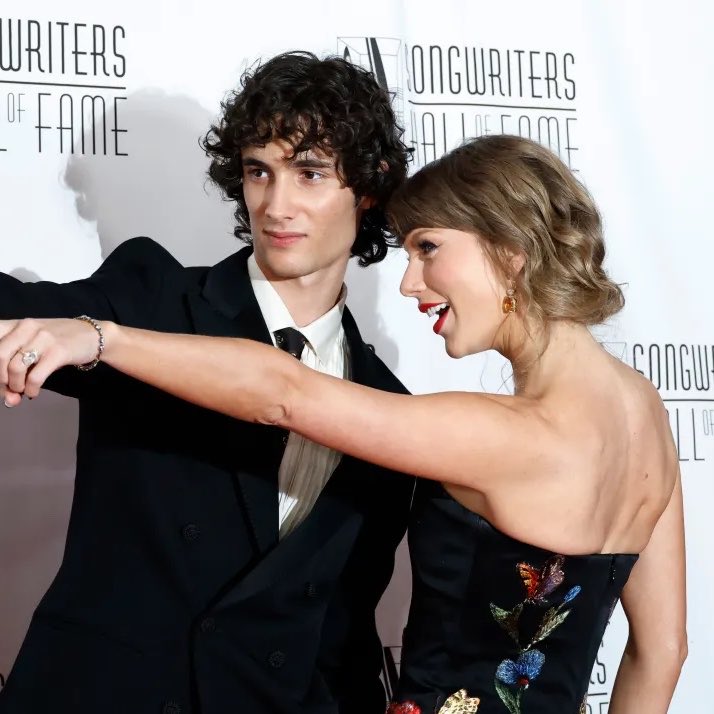 theTSupdates's tweet photo. 🎂| Happy 21st Birthday Sombr! 

“Sombr is the future, he does it all on his own, he doesn't need AI” — Taylor Swift https://t.co/Y6yXzvueNO