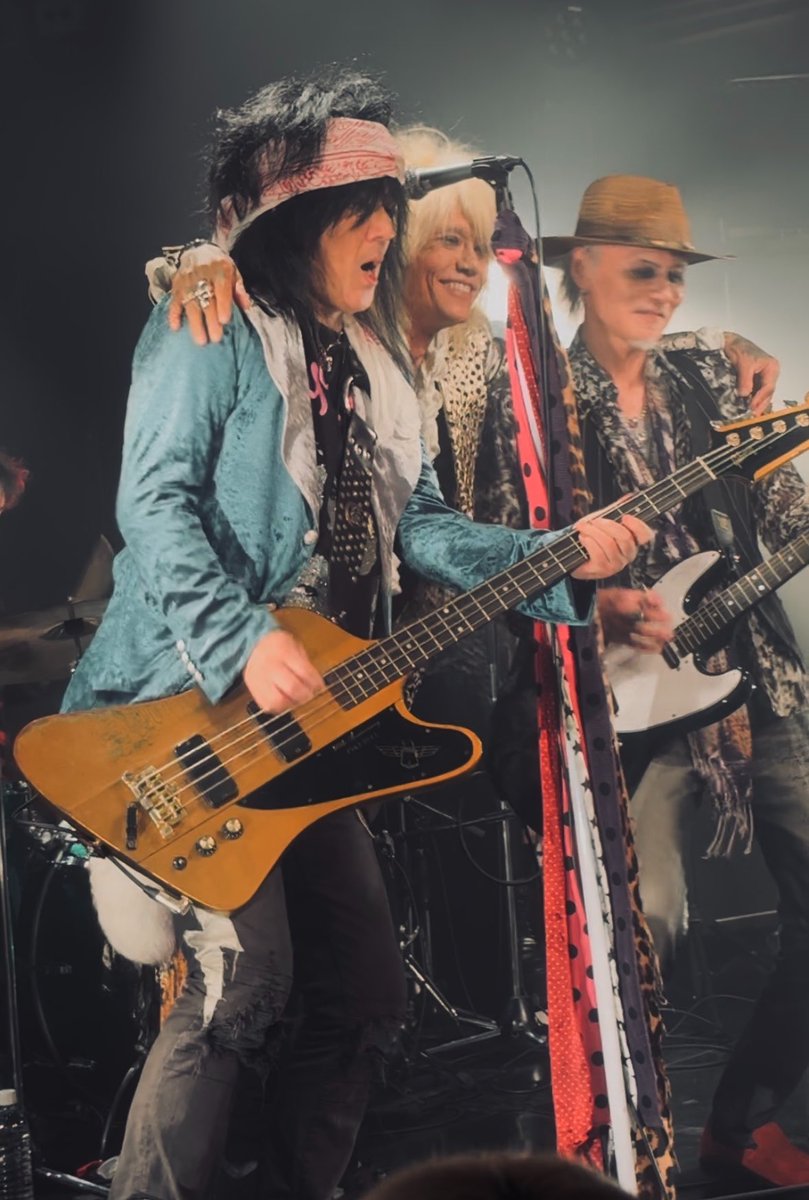 ZOESTYLES's tweet photo. 戸城さん66才のバースデーライブ🎂

森重さん、戸城さん、宗仁さん
CRISISの一本マイクが泣けた

ぼくの衣装は

森重さんの豹柄
戸城さんのグリーン
naoさんの赤ジャケット

ぼくがスマホで撮った画像が
あまり出てないのでお裾分けします

#ZIGGY #森重樹一 #戸城憲夫
#CIGARSSODA #nao
#ZOESTYLES https://t.co/Pyibe9iq9B