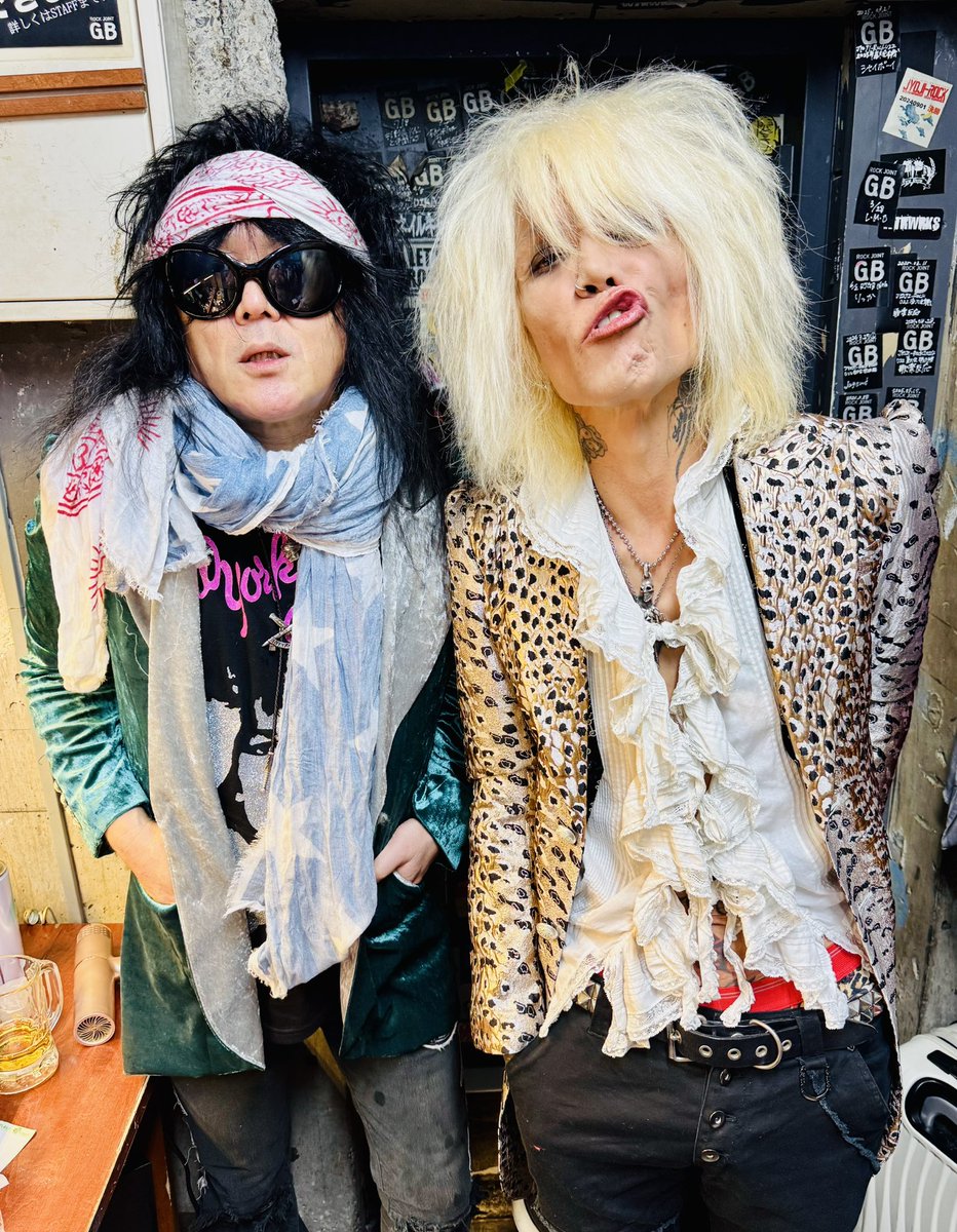 ZOESTYLES's tweet photo. 戸城さん66才のバースデーライブ🎂

森重さん、戸城さん、宗仁さん
CRISISの一本マイクが泣けた

ぼくの衣装は

森重さんの豹柄
戸城さんのグリーン
naoさんの赤ジャケット

ぼくがスマホで撮った画像が
あまり出てないのでお裾分けします

#ZIGGY #森重樹一 #戸城憲夫
#CIGARSSODA #nao
#ZOESTYLES https://t.co/Pyibe9iq9B
