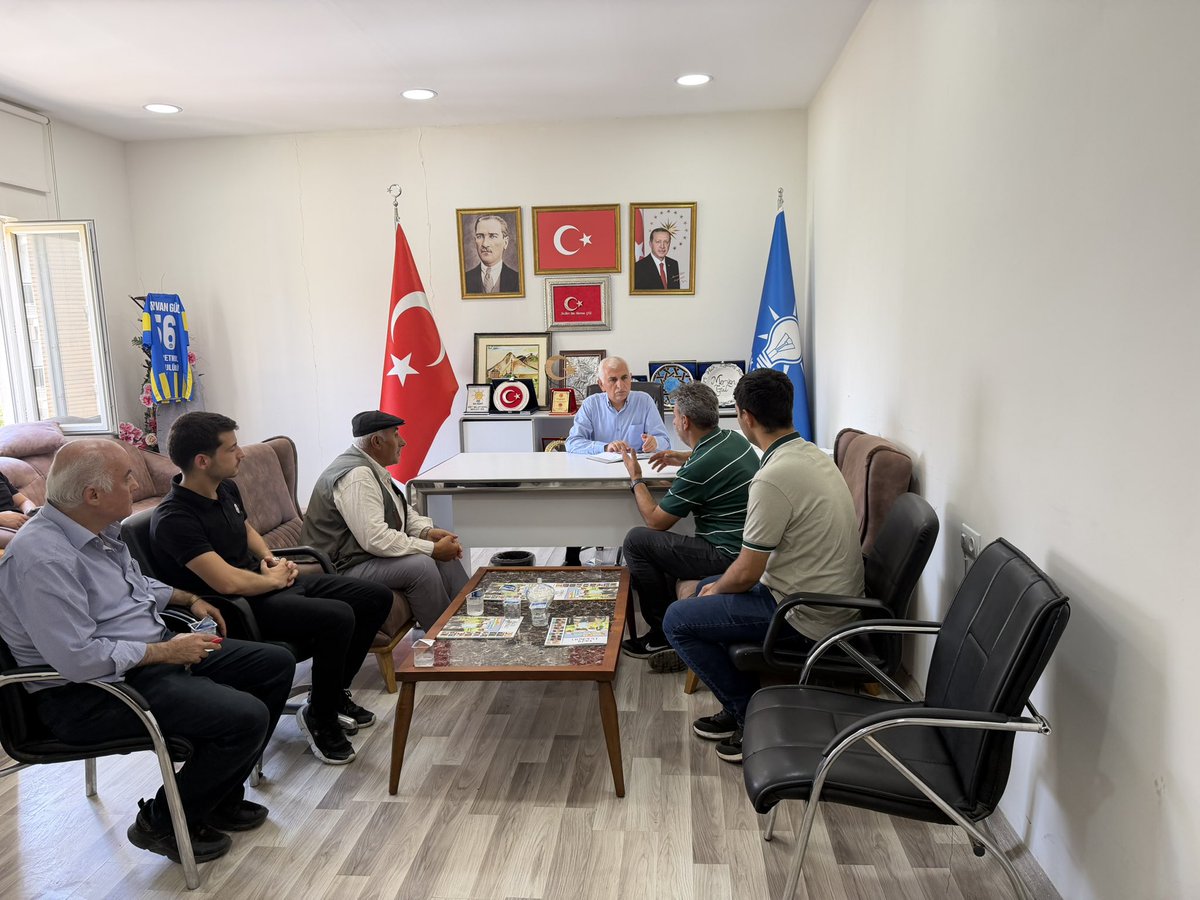 mervangul56's tweet photo. 📍AK Parti Siirt İl Başkanlığı

Bugün İl Başkanlığımızda bizleri ziyarete gelen kıymetli hemşehrilerimizi ağırlamaktan büyük memnuniyet duyduk.

Vatandaşlarımızla gönül gönüle vererek hasbihal ettik, taleplerini dinledik, çözüm yolları üzerine istişarelerde bulunduk.

Birlik ve beraberlik içerisinde, milletimizin sesi olmaya devam edeceğiz.