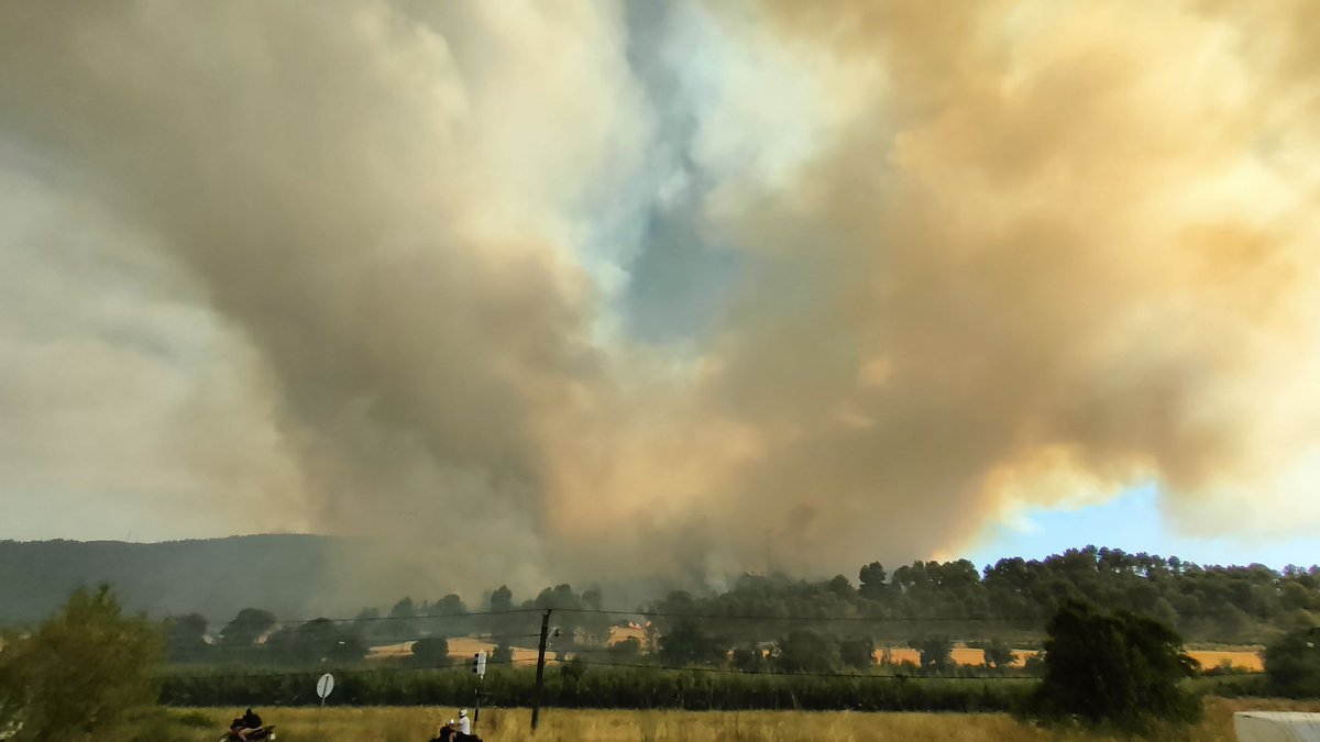tonimarles's tweet photo. IFCarme #Anoia
Comença aproximadament entre dos quarts i tres quarts de cinc de la tarda. 
Ara una hora i mitja després només un mitjà aeri:  1 helicòpter amb bambi.
En aquesta estona ha cremat des de Carme fins a Vilanova del camí. https://t.co/KL0oB1xtBp
