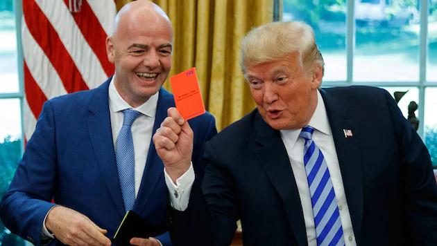 krone_at's tweet photo. Er hat es also wirklich getan! Präsident Donald Trump gibt nun zu, bezüglich der Thematik um die Rücknahme der Sperre von US-Leistungsträger Folarin Balogun bei der WM mit FIFA-Boss Infantino telefoniert zu haben. https://t.co/f2cb0TryPT https://t.co/9MmxgCdois