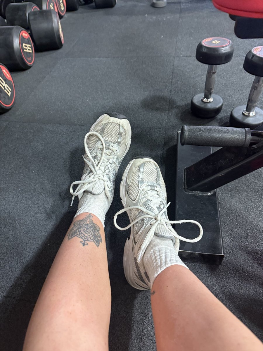 Lunalockheart52's tweet photo. Stinky, sweaty feet in the gym 🫦 https://t.co/e6PPSMUKhy
