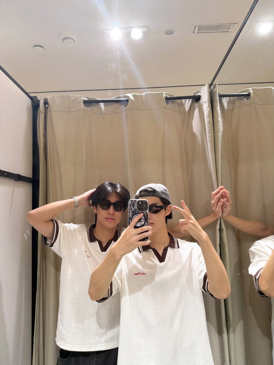 honeyqtpie_'s tweet photo. #lukeso_ #mickmetas #LukeMick

ตอนไปถ่าย vlog  แฟนกัน 1 เดย์ แล้วลูคมิคซื้อเสื้อคู่กันด้วย

พี่ลูคฮีไลฟ์ตตใส่เสื้อที่ซื้อคู่กันกับน้องมิค แล้วถามฟคว่า เสื้อนี้คุ้นมั้ยทุกคน ให้ทายยยย ฟคก็ตอบว่าเสื้อคู่กับน้องมิค ฮียิ้มอยู่อย่างงั้น เก็บอาการม่ายอยู่เลย😻

🦊 : คือเสื้อที่ผมไปซื้อกับมิค ตอนที่ถ่ายแฟนกัน1 Day