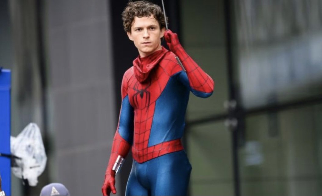 lpmarvelydc's tweet photo. Hace tiempo Florence Pugh fue confirmada para Spiderman Brand New Day. El insider DanielRPK afirma que Peter y Yelena serán vecinos y habrá una escena intima 👀

Aunque no se especifica si solo será contacto visual o algo mas... https://t.co/aTQK9YVny9