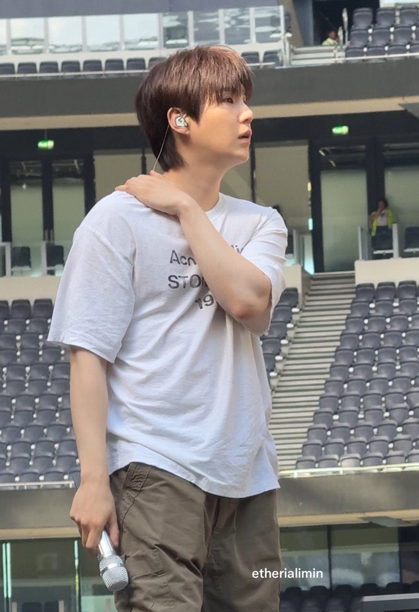 raplinehr's tweet photo. yoongi is so pretty oh my god https://t.co/XvFaOC9HXA