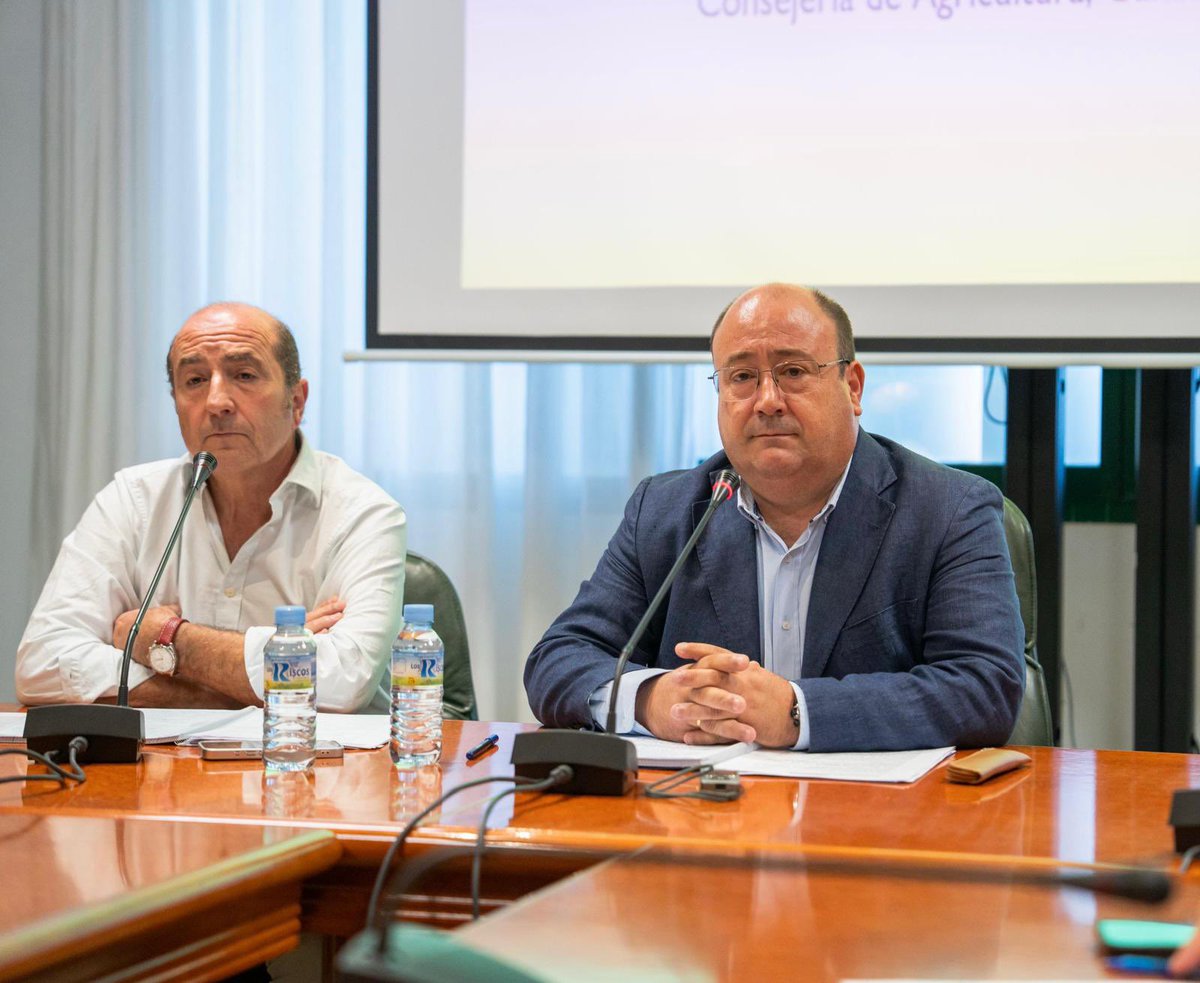 agriculturaEXT's tweet photo. El consejero de @agriculturaEXT, @JJ_GarciaGarcia, garantiza la gratuidad de las vacunas contra la lengua azul a todos los ganaderos afectados y duplica su dotación presupuestaria, de 300.000 a 600.000€.

📰 Más información: https://t.co/lZFU0JxNPP https://t.co/FxTqmPBfNJ