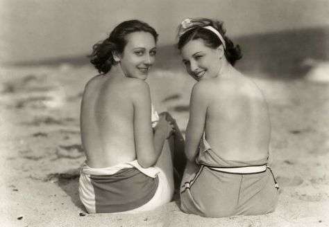 WAGongaware's tweet photo. Ann Dvorak and Marjorie King
#bathingbeauties #PreCode https://t.co/RVTiwCz6ua