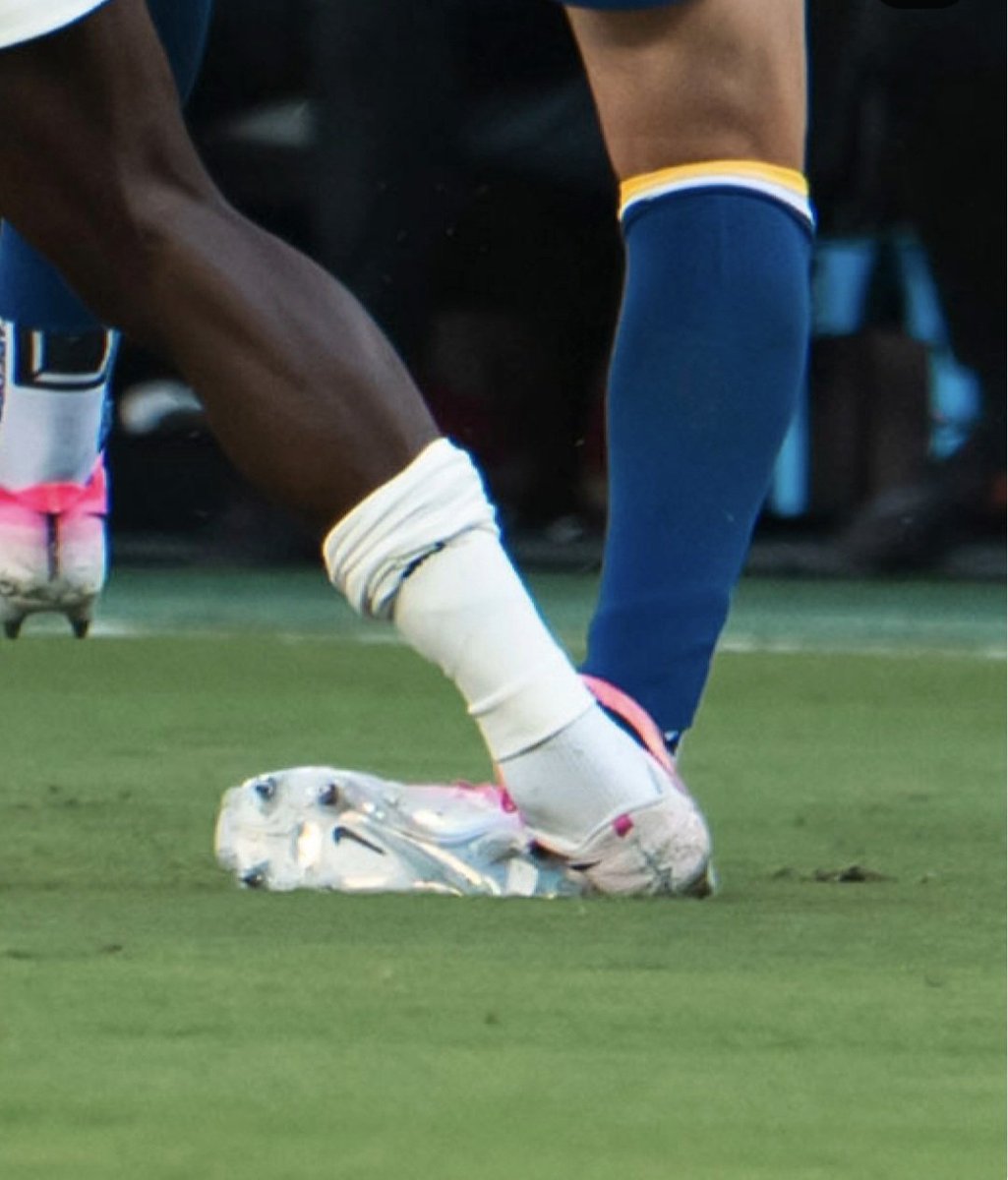 Got_milk___'s tweet photo. @bavedikian US cries, plays victim and escapes a red card... pathetic

Oh, btw clearly not a red card 🤡😂 https://t.co/FACJSg3g7Z