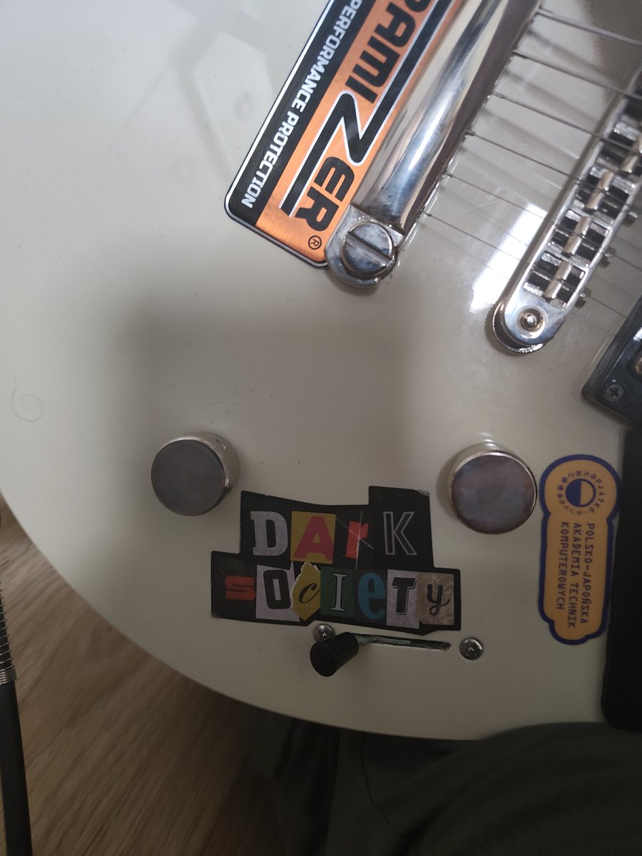 guykillz's tweet photo. OOMFS GUITAR IS A GD REFERENCE??? https://t.co/wlc5Le700b