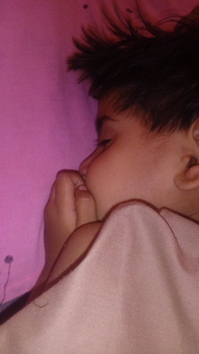 ashtomar17's tweet photo. bache bachpan me kitna free ly sote hai no tension aur jab bade ho jaye ge toh yehi tension inhe sone nhi degi 😀 https://t.co/8VZmX9V7zU