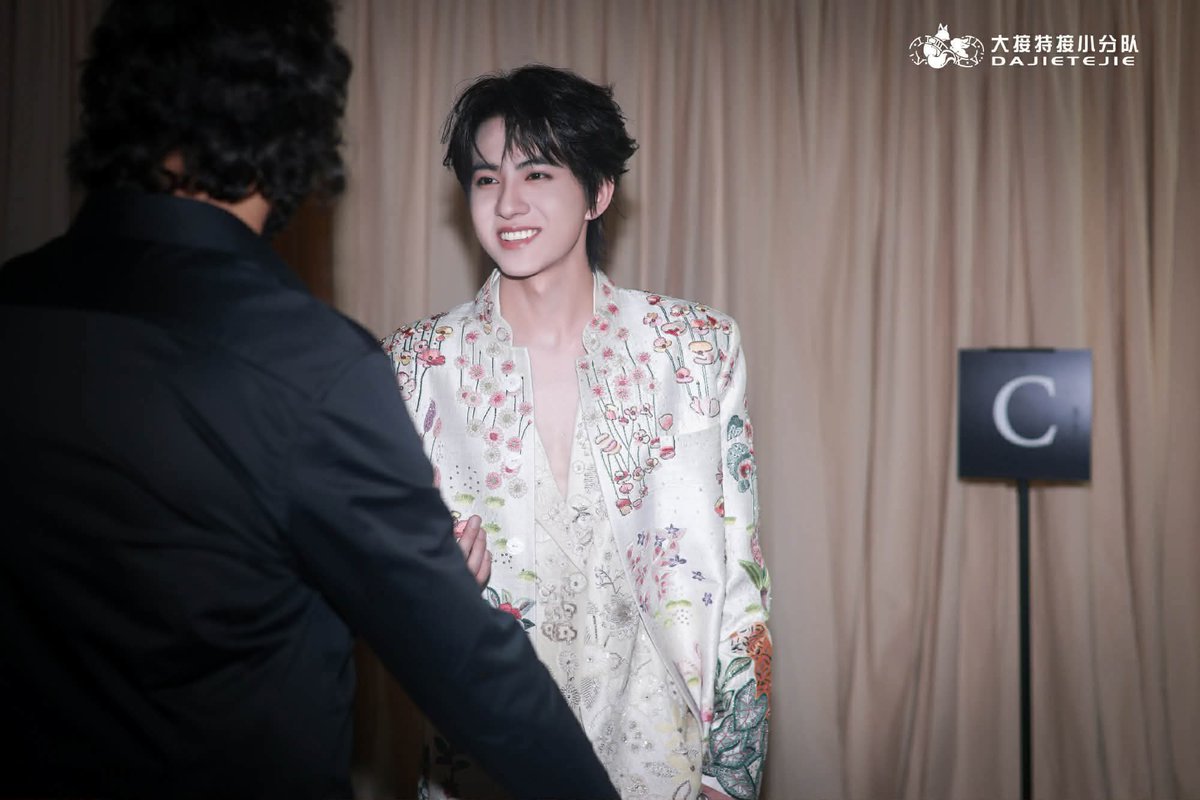 Jinceng17's tweet photo. Liu Xuan Cheng perfectly represents contemporary gentlemanly elegance through refined styling, luxurious craftsmanship, confident charisma, and exceptional fashion awareness consistently displayed.

#LiuXuanChengPFW
#LiuXuanChengHCW27
#LiuXuanChengxRahulMishra https://t.co/amf568ONE5