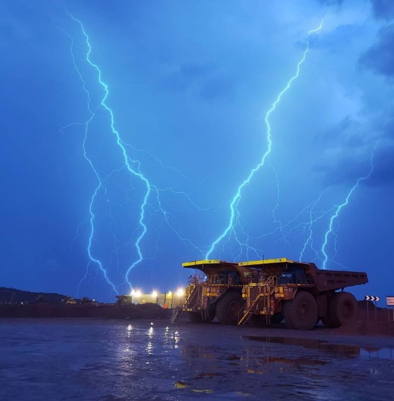 Outletminero's tweet photo. Una noche con un clima lluvioso y algunos relámpagos, pero hace lucir increíble esos dos yucles mineros. 🛠🖤⚙
#minería #yucle #minero #maquinaspesadas #paisaje #fotografia https://t.co/oI6F5RKZBM