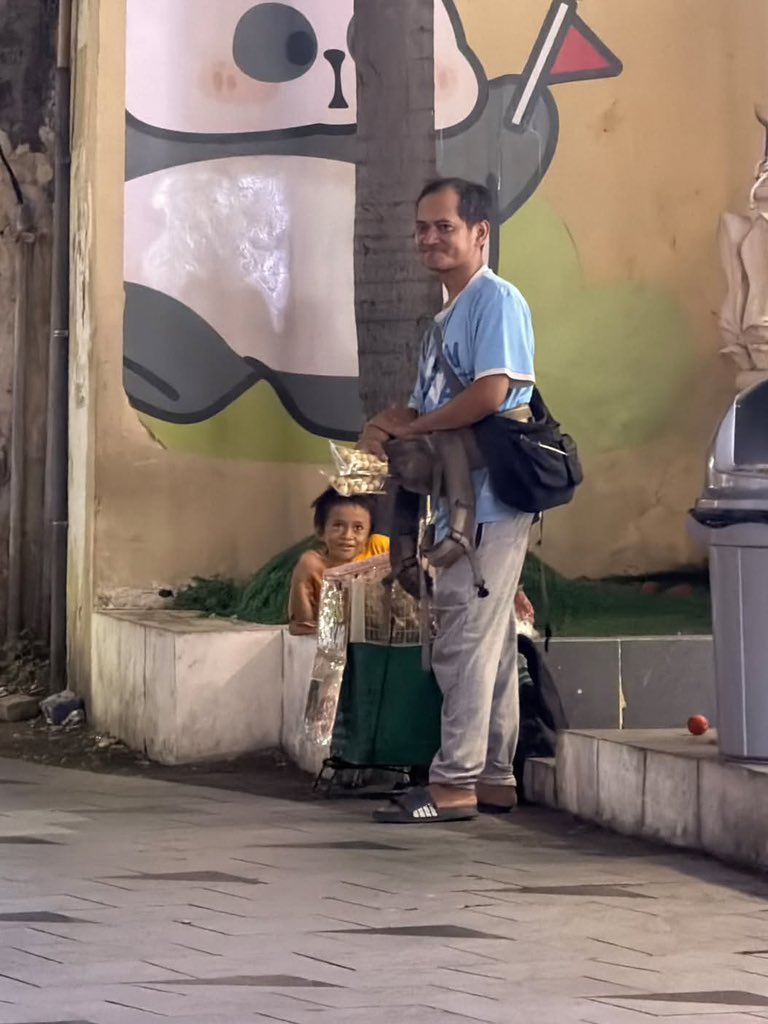 Charismaylnd's tweet photo. Guys, kalo ada yg ketemu bapaknya, bantu larisin ya. Beliau jualan cemilan ditemani anaknya yg disabilitas, infonya hanya tinggal berdua, istrinya ga ada. Lokasi dagangnya ddpn Mumuso. Ak pas lg lewat di jln tunjungan, ak beli bbrp aja bpknya seneng bgt, anaknya jg happy ak ksh cemilan lgsy dimakan🥹￼
cc: vanyagema