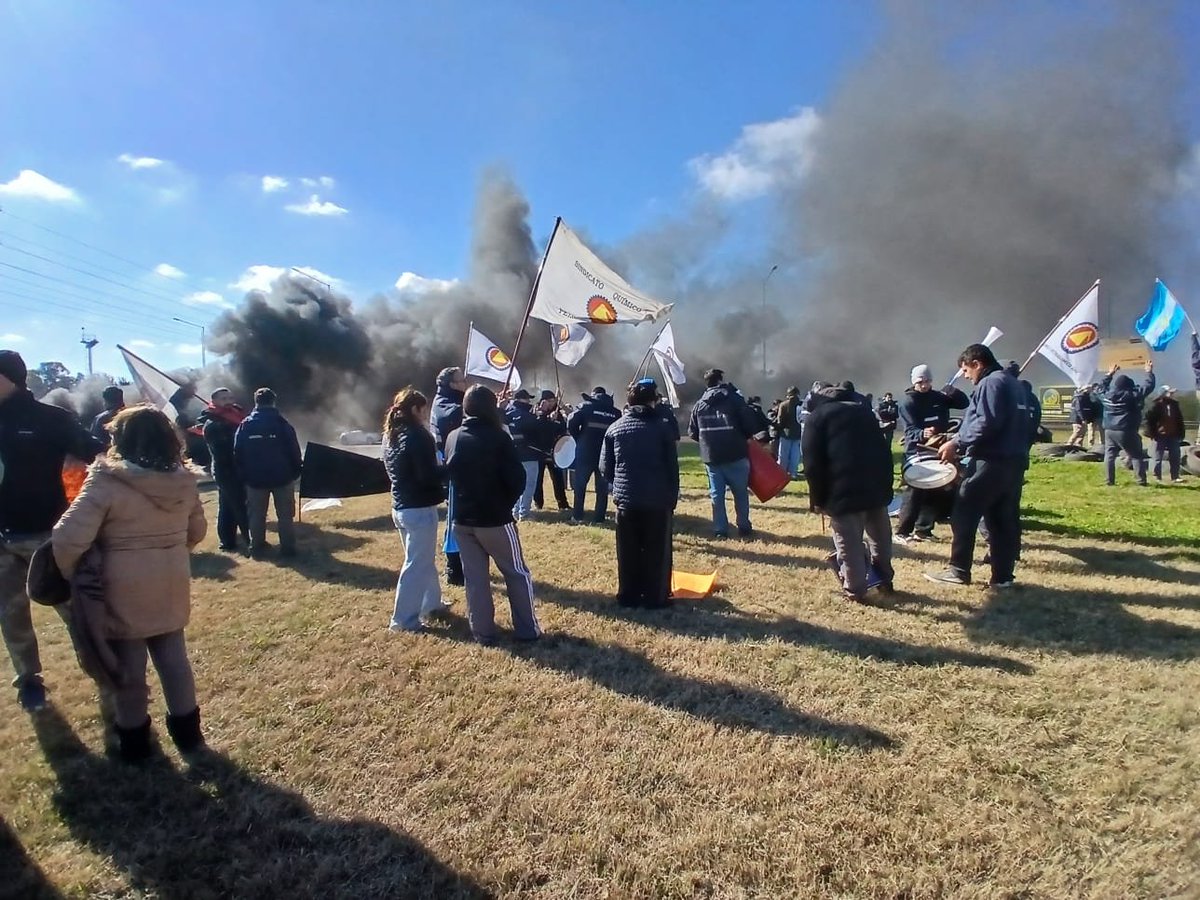 PeriodismoDeIzq's tweet photo. #EntreRíos #Ahora corte y movilización de trabajadores despedidos de Unión Bat y Laboratorio Pyam en Gualeguaychú. Se encuentran en la rotonda de acceso sur de la ciudad en el marco del plan de lucha por la reincorporación de todos los trabajadores. https://t.co/yJTdTz8djn