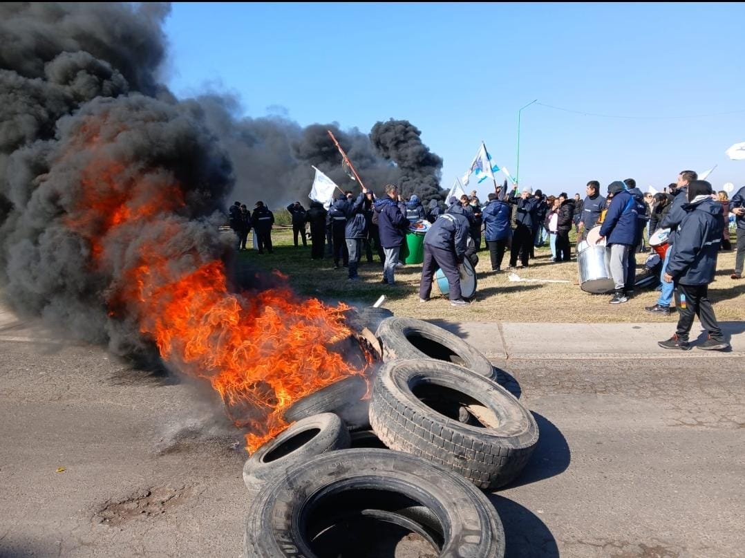 PeriodismoDeIzq's tweet photo. #EntreRíos #Ahora corte y movilización de trabajadores despedidos de Unión Bat y Laboratorio Pyam en Gualeguaychú. Se encuentran en la rotonda de acceso sur de la ciudad en el marco del plan de lucha por la reincorporación de todos los trabajadores. https://t.co/yJTdTz8djn