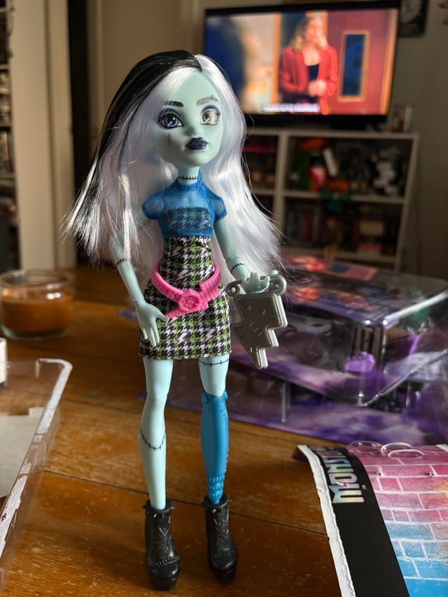 ghoulia_news's tweet photo. PELO MENOS É ARTICULADO!
Fotos ao vivo de Frankie Stein da segunda wave das Monsteristas postada por u/Necessary_Cry_3247 no Reddit!
Na linha ainda temos Draculaura, Clawdeen e Cleo. https://t.co/XijZFGx0ts