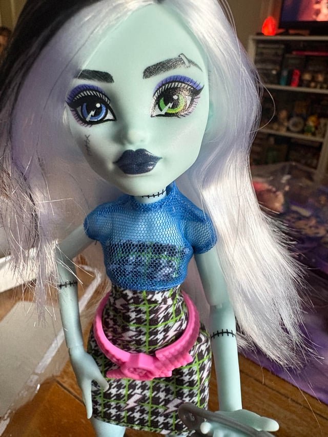 ghoulia_news's tweet photo. PELO MENOS É ARTICULADO!
Fotos ao vivo de Frankie Stein da segunda wave das Monsteristas postada por u/Necessary_Cry_3247 no Reddit!
Na linha ainda temos Draculaura, Clawdeen e Cleo. https://t.co/XijZFGx0ts