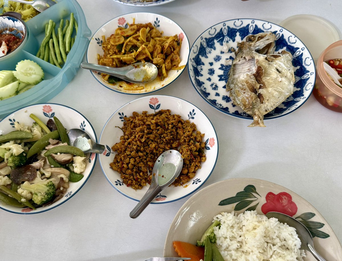 PatchOfFizz's tweet photo. ข้าวแกงป้าแมว - Aunt Mae's Curry Rice

Great local spot on Koh Tao. Super flavorful and authentic

📍 Location: https://t.co/2zXgFVZd3J https://t.co/puMMXpxzaS