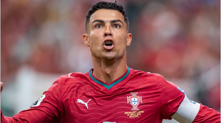 luismpt92's tweet photo. Caso hoje seja a despedida de Cristiano Ronaldo da Seleção Nacional, a palavra de ordem só pode ser uma: gratidão. Obrigado, obrigado, obrigado. Fomos muito felizes contigo em campo. https://t.co/E5syDA38Sc