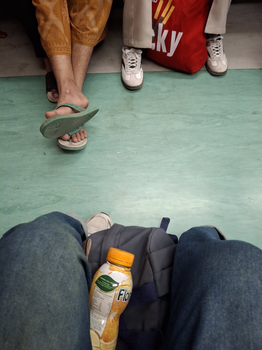 verinn__'s tweet photo. untung dapet tempat duduk kalo berdiri apa ga makin ngamuk aku 

efek samping row jelek https://t.co/2vkJr8DbhM