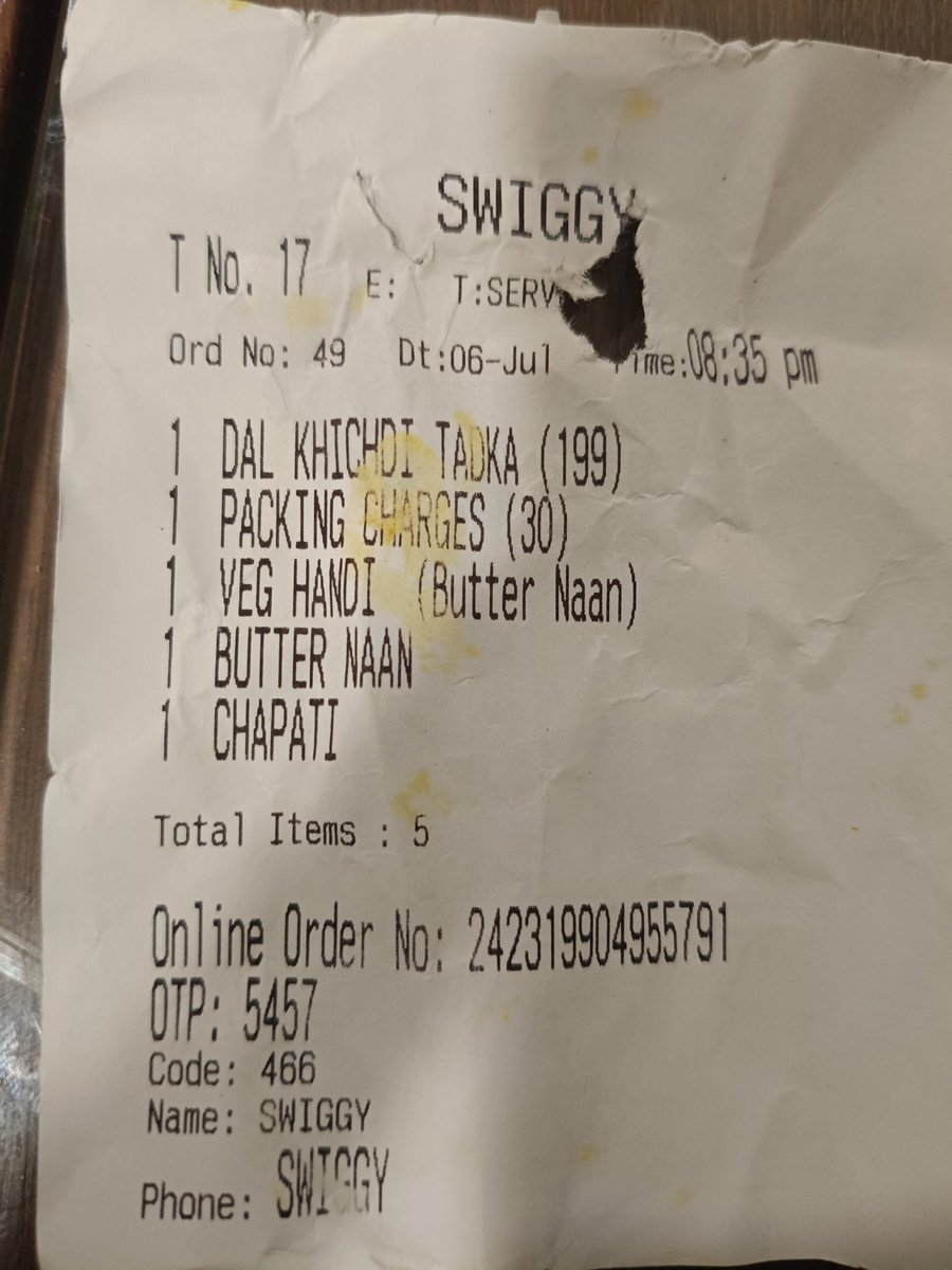 Jitendr64119503's tweet photo. जनस्वास्थ्य से खिलवाड़ बर्दाश्त नहीं!

आज @Swiggy के माध्यम से Satguru, Koparkhairane (Navi Mumbai) से खाना मंगाया। मिली हुई Veg Handi से इतनी तेज़ सड़ी बदबू आ रही थी कि खाना खाना तो दूर, पूरा ऑर्डर फेंकना पड़ा। साथ आए नान, चपाती और अन्य सामान भी फेंकना पड़ा, क्योंकि भोजन पूरी तरह संदिग्ध लग रहा था।

क्या @Swiggy बिना गुणवत्ता जांच के ऐसे रेस्टोरेंट्स से खाना बिकवा रहा है? अगर यही खाना किसी बच्चे या बुजुर्ग ने खा लिया होता तो इसकी जिम्मेदारी कौन लेता?

@FDA_Maharashtra @fssaiindia @NMMCComm से मांग है कि Satguru, Koparkhairane की तत्काल खाद्य सुरक्षा जांच कर सख्त कार्रवाई करें। जनता की सेहत के साथ कोई समझौता नहीं होना चाहिए।

ऑर्डर दिनांक: 06 जुलाई
ऑर्डर आईडी: 242319904955791
@Mrsinha
@HajareRanu
@_vatsalasingh
@aajtak
@Agayatbandhu711
@Adv_Anil_Mishra
@ocjain4
#FoodSafety #NaviMumbai #Koparkhairane #Swiggy #FSSAI #FDA #ConsumerRights