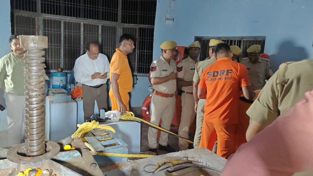 DIPRRajasthan's tweet photo. मुख्यमंत्री भजनलाल शर्मा के अथक प्रयासों से 20 वर्ष बाद सिंचाई के लिए खोला गया पांचना बांध का पानी

प्रवाह के दौरान आई तकनीकी खामी को दूर करने में जुटीं एसडीआरएफ एवं जल संसाधन विभाग की टीमें

देर रात तक कमांड क्षेत्र की नहरों में जल प्रवाह पुनः शुरू होने की संभावना

https://t.co/yiqWYC6QtU