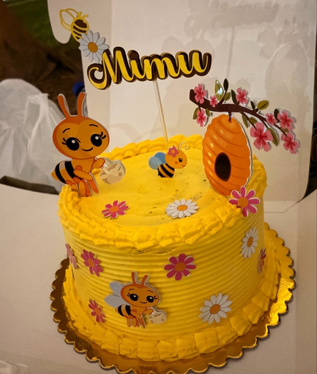AppleMimPeru's tweet photo. Un poquito tarde, pero también quisimos celebrar juntos el cumpleaños de Mimu. 💛 

Aunque estemos lejos, esperamos que todo el amor y el cariño que te enviamos hayan llegado hasta ti. Te deseamos una vez más mucha felicidad, salud y bellos momentos✨

#mimpanthita @mimudotp https://t.co/9uXrU1MyhI