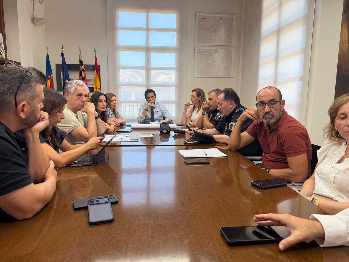 SagredoMarco's tweet photo. 06/07/2026 🚨 

CECOPAL de Paterna para coordinar medidas preventivas frente a la ola de calor y el riesgo extremo de incendios

Supervisión de los recursos municipales  y reforzado de la difusión de recomendaciones de autoprotección por altas temperaturas dirigidas a la
ciudadanía 🥵 

Desde el Ayuntamiento de Paterna intensificamos los riegos preventivos en el bosque de La Vallesa mediante los cañones del sistema GUARDIAN 🌳

Se prohíbe el acceso al Parc Natural del Turia en Paterna ❌

Continuamos con la instalación de fuentes de agua refrigerada gratuita en diferentes puntos de la ciudad y de refugios climáticos 💦 

Además ya se han climatizado los colegios que acogen la Escuela de Verano municipal 💨

Estas medidas son algunas de las que se han tratado en esta reunión para hacer frente a a la alerta naranja decretada por el 112 👍🏼