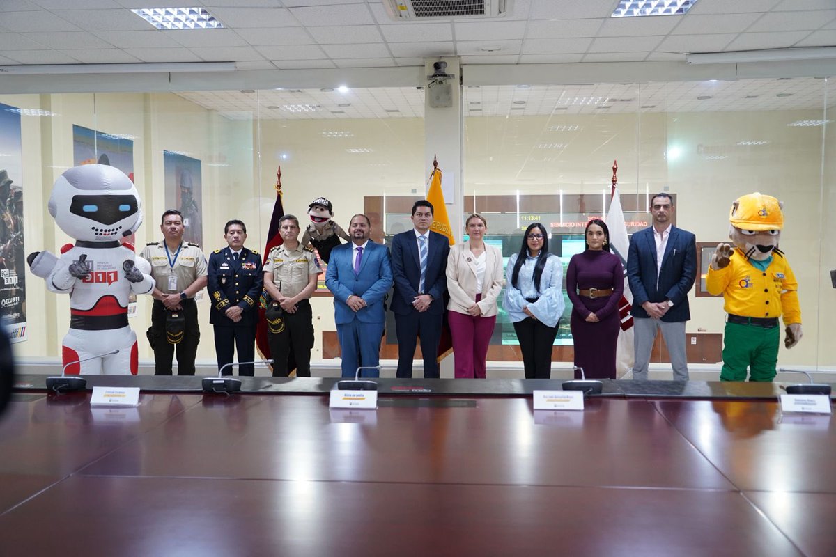 ECU911_'s tweet photo. 📍#Quito | El #ECU911 participó en la presentación de la campaña “El Fuego en Buenas Manos”, liderada por @EcuadorMAE para la prevención de incendios forestales.

El Director Nacional de Operaciones, Geovanny Rivera, destacó el monitoreo y coordinación permanente que la institución tiene con las entidades de primera respuesta, ante este tipo de riesgo.

En lo que va de 2026, a nivel nacional se recibieron 828 alertas por incendios forestales, frente a las que se respondió de manera oportuna, en todo el país.

📲 Ante cualquier emergencia, comunícate de inmediato a la #LíneaÚnicaParaEmergencias 9-1-1.